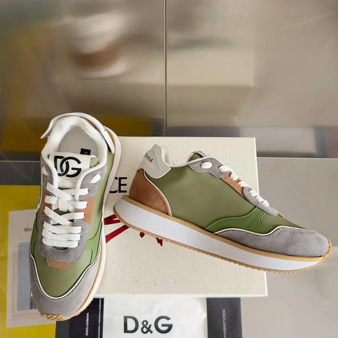 Factory price: 458💰D&G's latest Cushion series casual sports shoes, dad shoes, running shoes, original purchase and development, production, handmade, but always looking to the future. The new Cushion sneakers feature a two-tone suede upper accented by a mesh contrasting printed DG cross logo on the side. The lightweight, grippy rubber outsole is innovatively designed to provide excellent performance, while the jacquard label adds timeless style. Exquisite packaging at the delivery counter🛍📦 ▪️ Fabric: Original custom-made first-layer cowhide ▪️ Lining: Original custom-made breathable towel lining ▪️ Sole: Original open-molded rubber material ▪️ Bottom thickness: 3.5CM ▪️ Size: Men's 38-44, customized 45